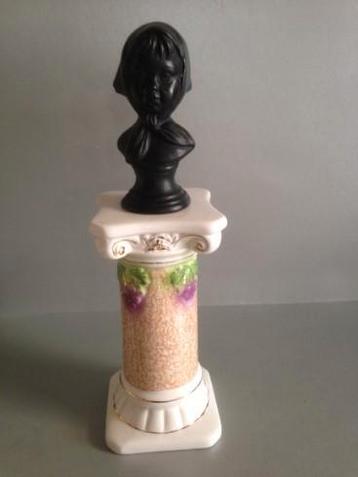 Vintage borstbeeld meisje met hoofddoek
Kleur: Zwart
 beschikbaar voor biedingen