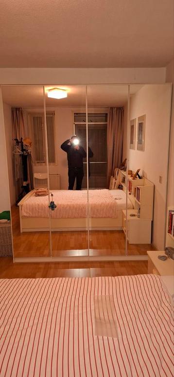 Grote kledingkast met spiegeldeuren beschikbaar voor biedingen