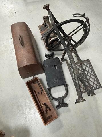 Antieke naaimachine met originele tafel beschikbaar voor biedingen