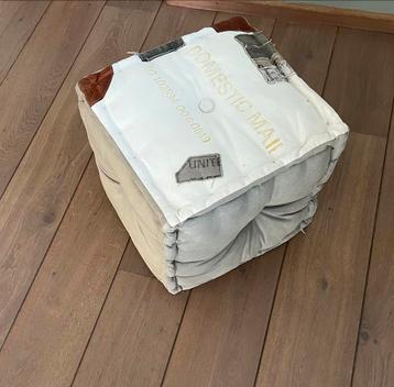 STOERE POEF MET MAILOPDRUK EN DENIM KLEUREN beschikbaar voor biedingen
