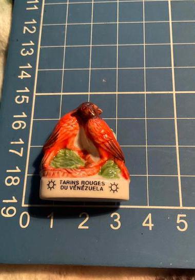 Feves Beeldje Twee Vogels Tarins Rouges Venezuela, Verzamelen, Beelden en Beeldjes, Zo goed als nieuw, Dier, Ophalen of Verzenden