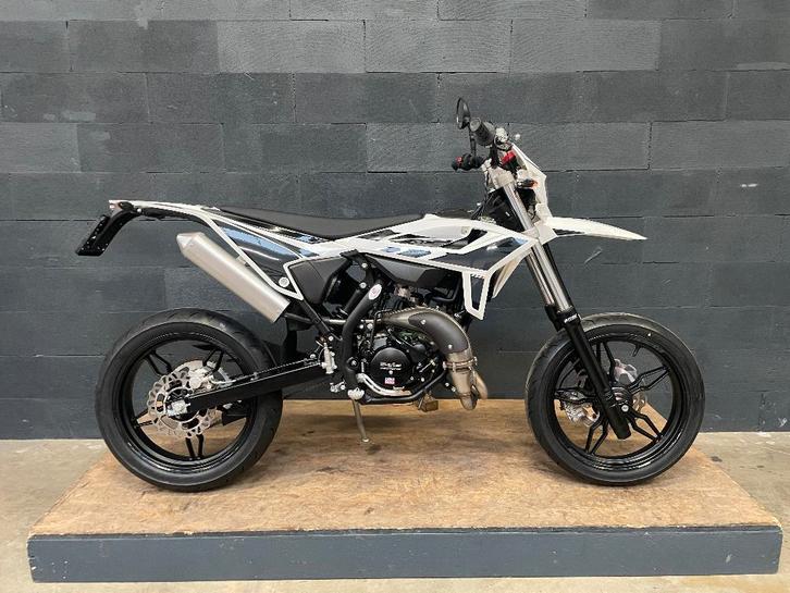Beta RR 50 Motard Sport 2026 Wit, Nieuw 50cc AM6 Voorraad, Fietsen en Brommers, Brommers | Overige merken, Nieuw, Maximaal 45 km/u