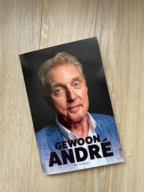 Bert Kuizenga - Gewoon André! (2021), Boeken, Biografieën, Zo goed als nieuw, Film, Tv en Media, Ophalen of Verzenden