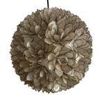 Handgemaakte capiz/parelmoeren bolvormige hanglamp Ø60 cm, Huis en Inrichting, Lampen | Hanglampen, Ophalen, Nieuw, Eclectisch / Artistiek