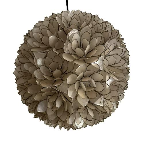 Handgemaakte vintage parelmoeren bolvormige hanglamp Ø60cm, Huis en Inrichting, Lampen | Hanglampen, Nieuw, 75 cm of meer, Glas