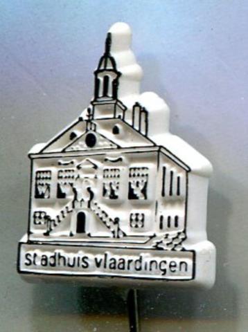 Stadhuis Vlaardingen wit plastic speldje ( W_173 ) beschikbaar voor biedingen