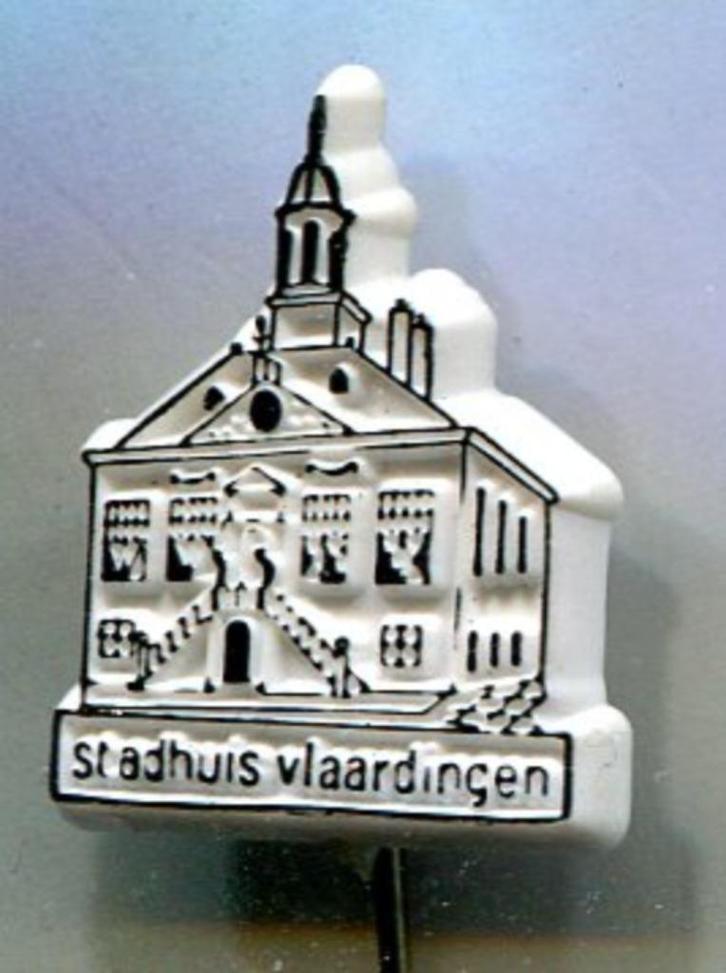 Stadhuis Vlaardingen wit plastic speldje ( W_173 ), Verzamelen, Speldjes, Pins en Buttons, Zo goed als nieuw, Speldje of Pin, Stad of Land