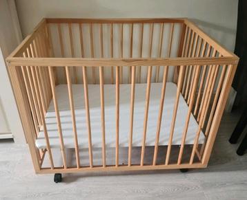 Babybox van Van Asten op wieltjes beschikbaar voor biedingen