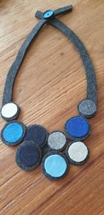 Uniek! Donkergrijze met gekleurde rondjes vilten ketting, Verzenden, Nieuw, Blauw, Overige materialen