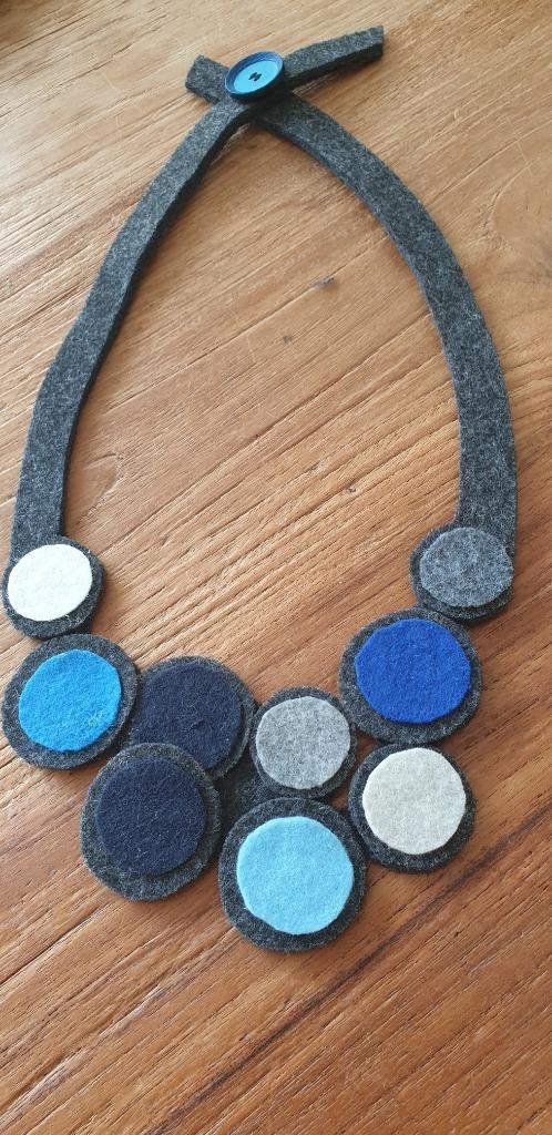 Uniek! Donkergrijze met gekleurde rondjes vilten ketting, Sieraden, Tassen en Uiterlijk, Kettingen, Nieuw, Overige materialen