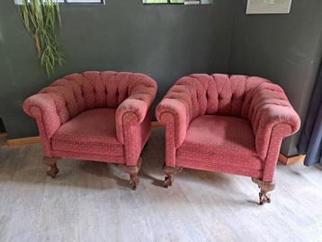 Twee karaktervolle fauteuils / stoelen, rood beschikbaar voor biedingen