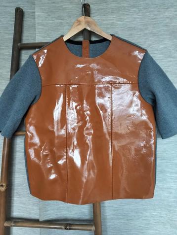 Leren top met katoenen mouwen. Maat S/M beschikbaar voor biedingen