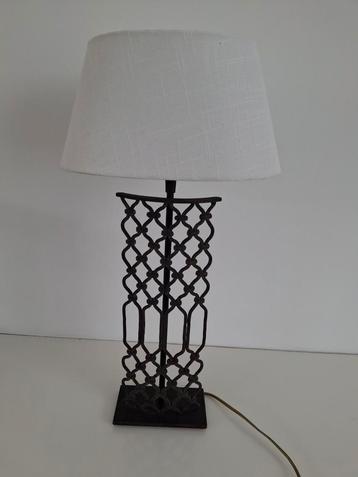 Handgemaakte Lamp met Metalen Frame beschikbaar voor biedingen