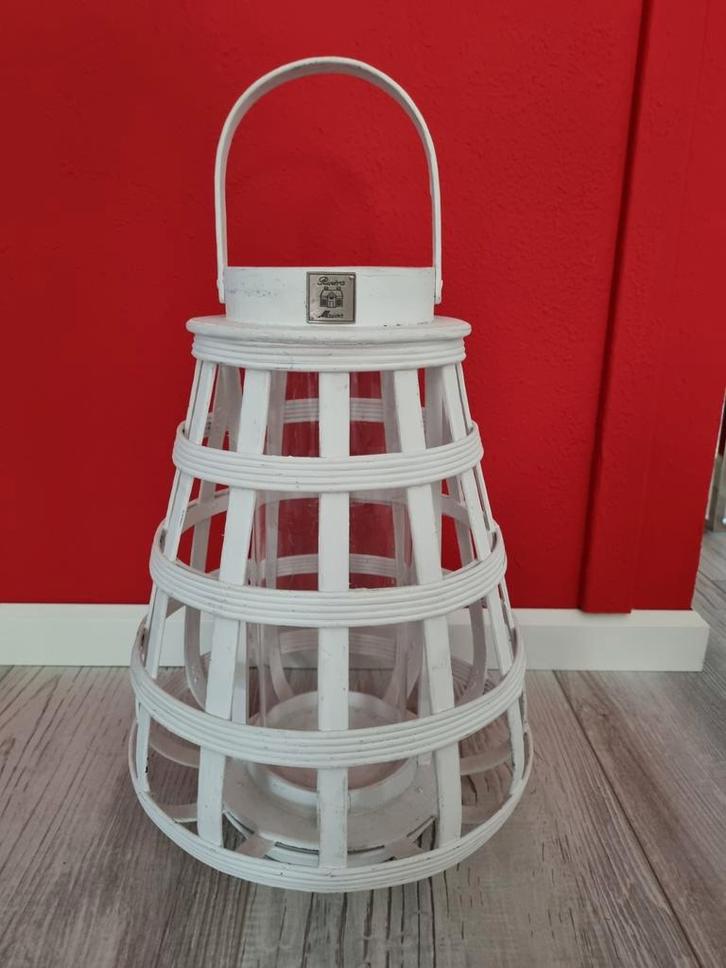 Riviera Maison grote witte houten lantaarn kandelaar, Huis en Inrichting, Woonaccessoires | Kandelaars en Kaarsen, Nieuw, Hout