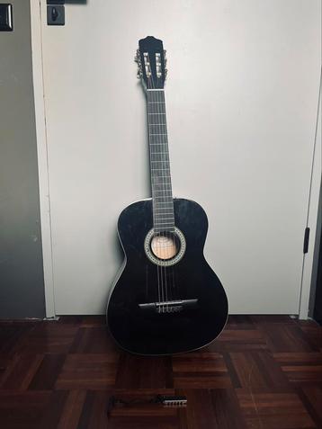 Gitaar + capo beschikbaar voor biedingen