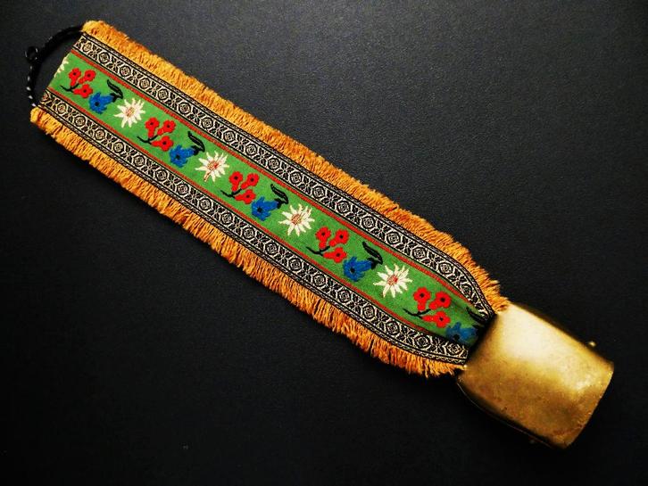 Zwitserse koebel met een brede band alpenbloemen edelweiss, Antiek en Kunst, Curiosa en Brocante, Ophalen of Verzenden