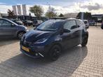 Toyota Aygo 1.2 VVT IX 3DRS CABR LEDER NAVI CAMERA VOLLL, Voorwielaandrijving, Euro 5, Gebruikt, Zwart