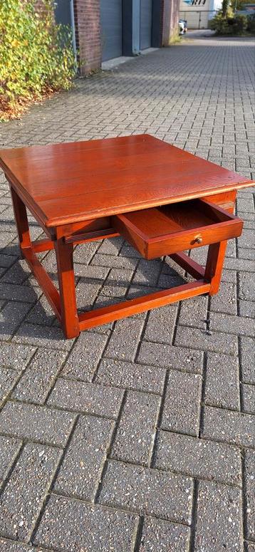 Houten salontafel met lade beschikbaar voor biedingen
