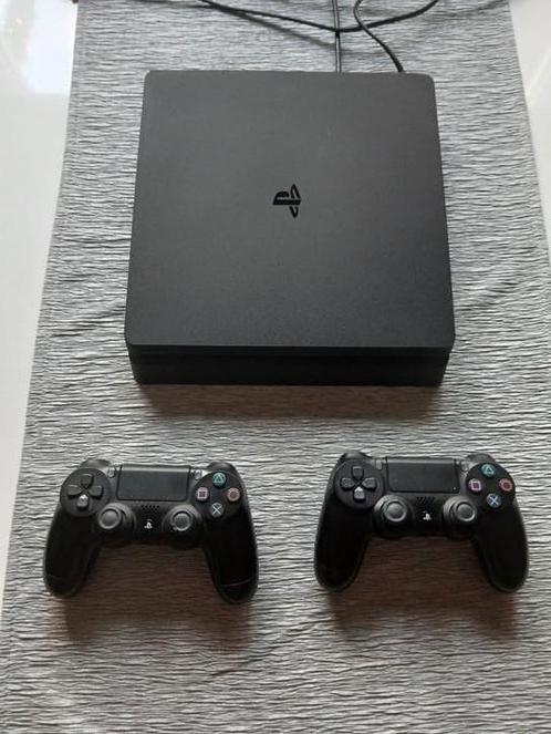 Playstation 4 met 2 controllers en kabels, Spelcomputers en Games, Spelcomputers | Sony PlayStation 4, Gebruikt, Original, 500 GB