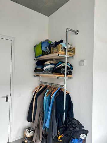 Industriële kledingkast met planken beschikbaar voor biedingen