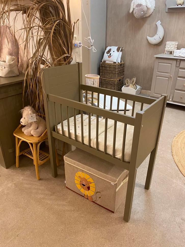 Wieg •Walnut• by Juffrouw Kwast, Kinderen en Baby's, Babywiegjes en Ledikanten, Zo goed als nieuw, Wieg, Ophalen