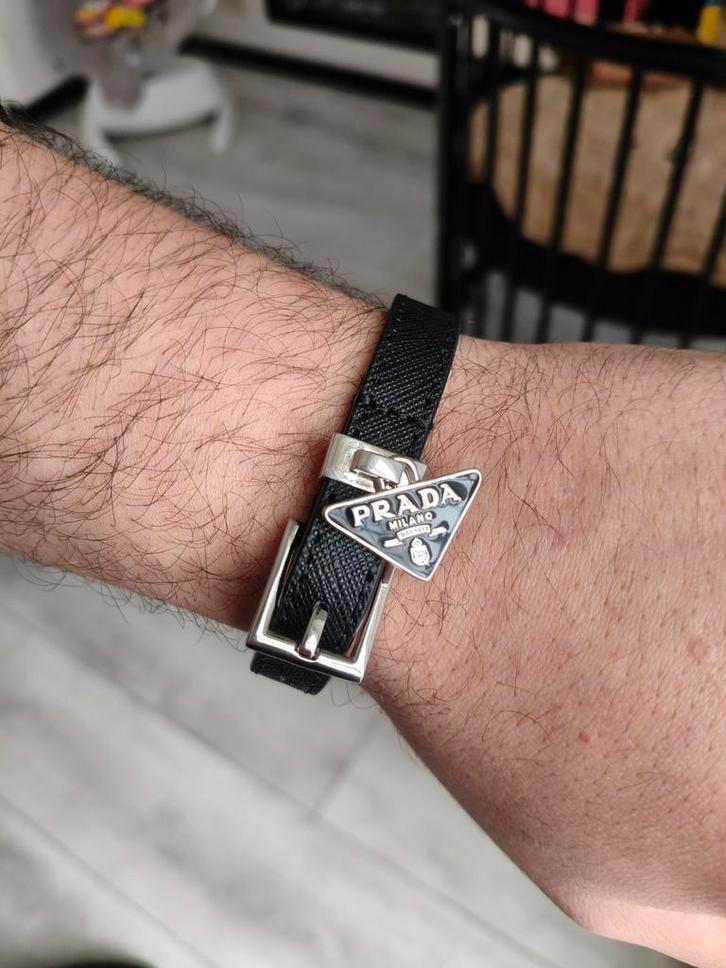 Prada Armband - Stijlvol Accessoire, Sieraden, Tassen en Uiterlijk, Armbanden, Zo goed als nieuw, Overige materialen, Zwart, Met bedels of kralen