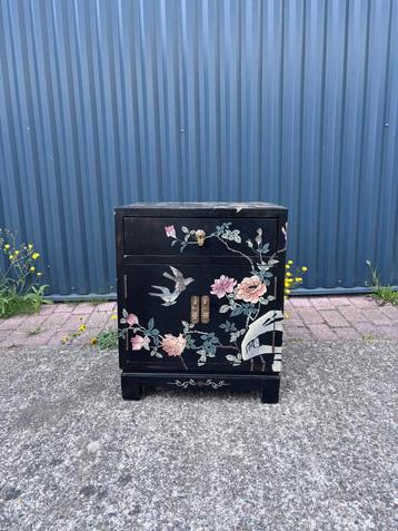 Vintage kastje chinees kast beschikbaar voor biedingen