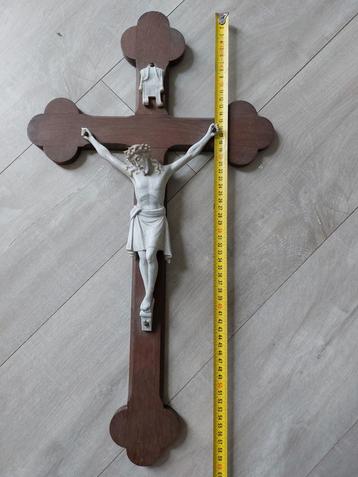 Antiek Houten Kruisbeeld met Christus Figuur beschikbaar voor biedingen