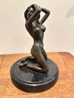 Bronzen Vrouw op Marmeren Sokkel, Antiek en Kunst, Ophalen of Verzenden