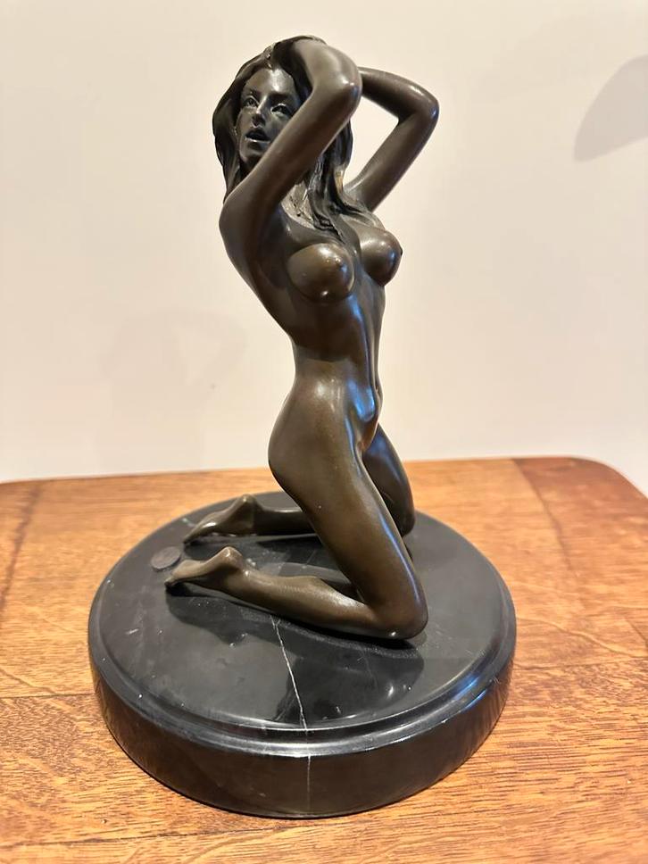 Bronzen Vrouw op Marmeren Sokkel, Antiek en Kunst, Kunst | Beelden en Houtsnijwerken, Ophalen of Verzenden