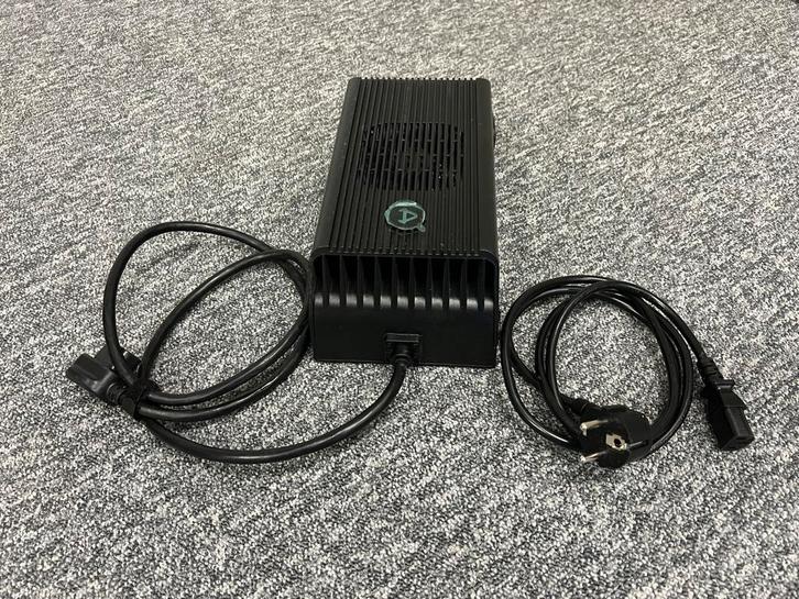 NIU fast charger / snellader 60V, Fietsen en Brommers, Brommeronderdelen | Scooters, Zo goed als nieuw, Overige merken, Overige typen