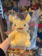 Detective Pikachu knuffel Pokémon Center, Hobby en Vrije tijd, Verzamelkaartspellen | Pokémon, Nieuw, Ophalen of Verzenden, Losse kaart