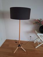Staande lamp met houten staander en bruine kap, Huis en Inrichting, Lampen | Vloerlampen, Ophalen, Gebruikt, Metaal, Modern