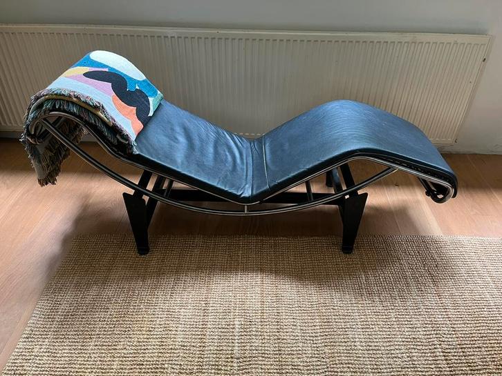 Replica Cassina Le Corbusier LC4 Chaise Longue, Huis en Inrichting, Stoelen, Gebruikt, Eén, Leer, Zwart, Ophalen