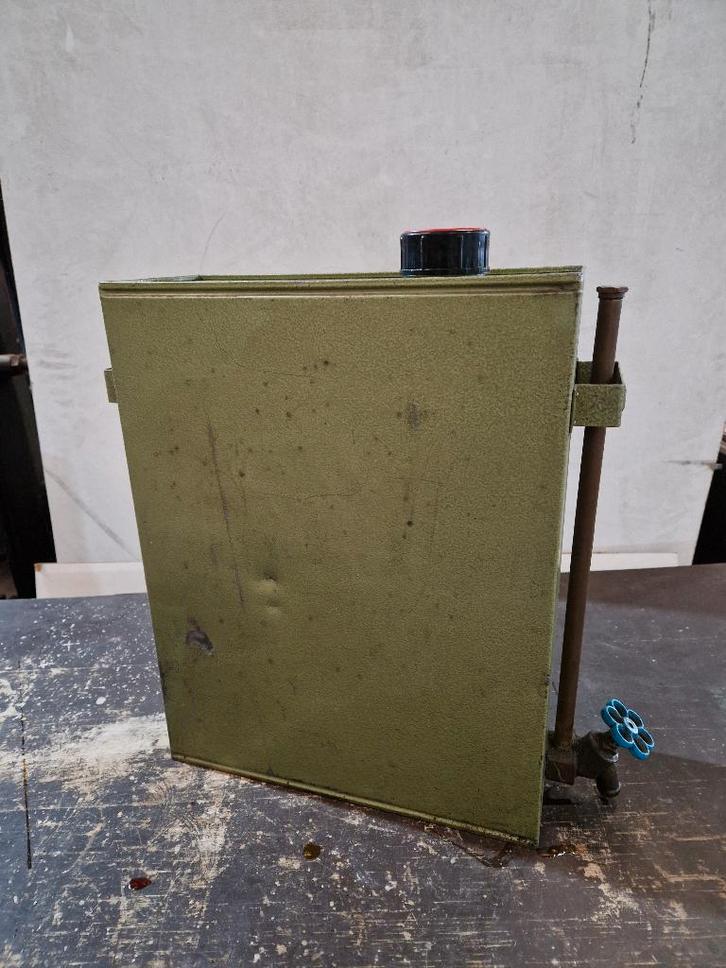 Antieke oud olieblik met filter, glas en industriële kraan, Antiek en Kunst, Curiosa en Brocante, Ophalen of Verzenden