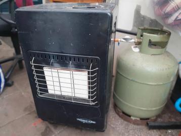 Gas kachel met grote gasfles nog halfvol gas. beschikbaar voor biedingen
