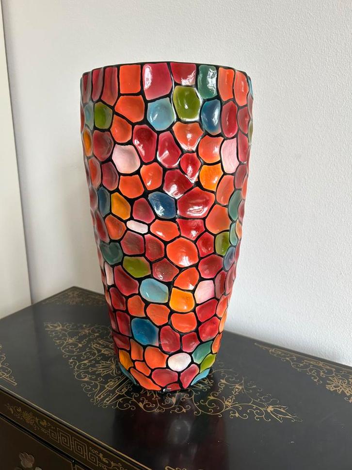 Kleurrijke Madu vaas gemaakt in Indonesië, Antiek en Kunst, Antiek | Vazen, Ophalen of Verzenden