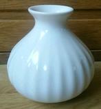 Wit vaasje van De Porceleyne Fles Delft 11 cm hoog, Antiek en Kunst, Ophalen of Verzenden