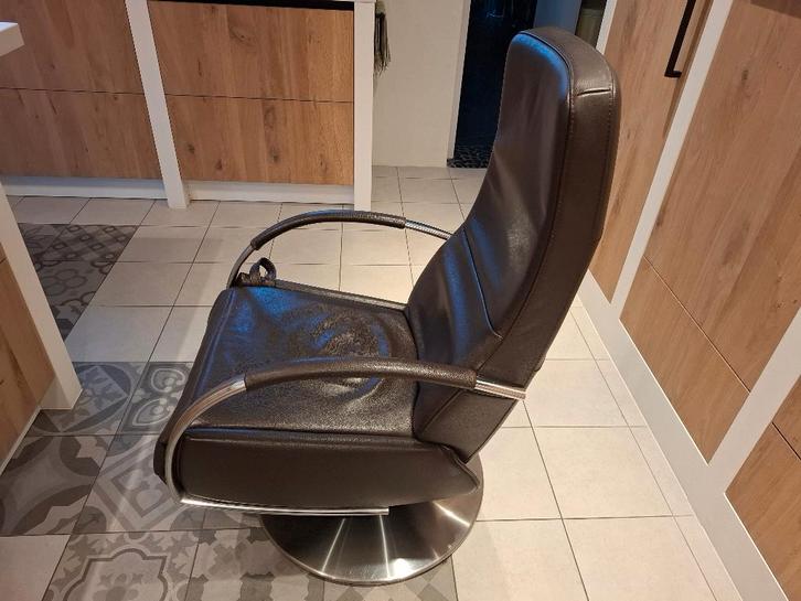 Relaxfauteuil bruin leer, bieden vanaf €50, Huis en Inrichting, Fauteuils, Gebruikt, Leer, Metaal, 50 tot 75 cm, 75 tot 100 cm