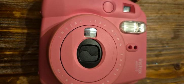 Instax mini 9  met houder, Audio, Tv en Foto, Fotocamera's Analoog, Zo goed als nieuw, Polaroid, Fuji, Ophalen of Verzenden