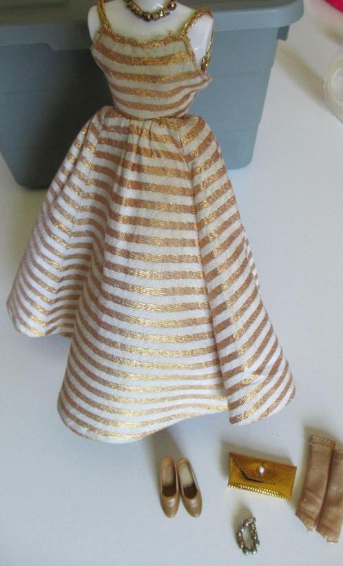 Barbie Vintage jurk met gouden streep en assesoires, Verzamelen, Poppen, Zo goed als nieuw, Kleertjes, Ophalen