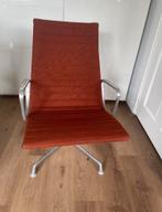 Eames draaifauteuil EA116 van Herman Miller, Huis en Inrichting, Fauteuils, Ophalen, Gebruikt, 75 tot 100 cm, Metaal