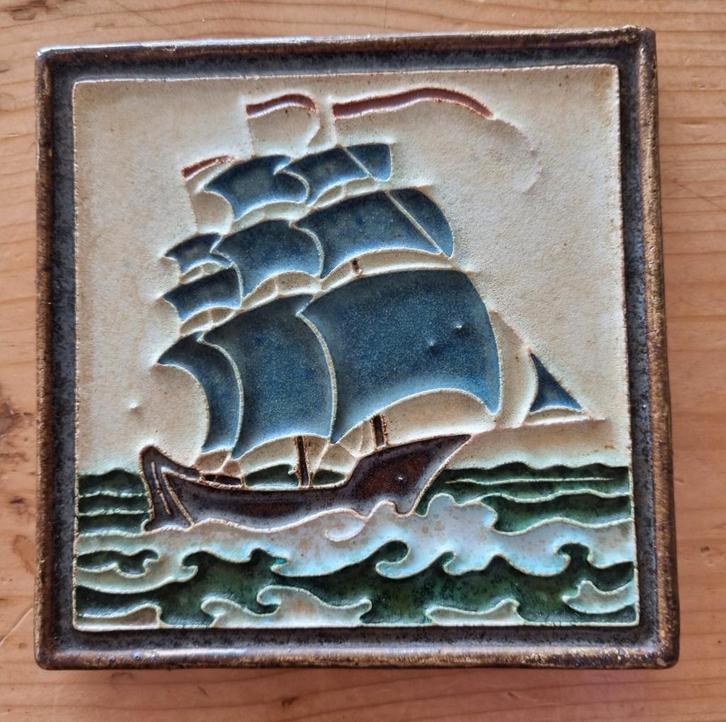Antiek Clousonné tegel zeilschip van De Porceleyne fles, Antiek en Kunst, Antiek | Wandborden en Tegels, Ophalen of Verzenden