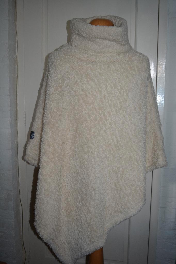 Unique Living, lammy poncho/vest, one size, Kleding | Dames, Truien en Vesten, Zo goed als nieuw, Maat 42/44 (L), Beige, Ophalen of Verzenden