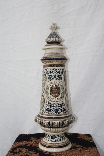 Pronkbokaal met deksel beschikbaar voor biedingen