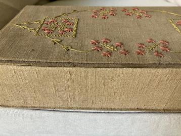 SALE. Stoffen doos beschikbaar voor biedingen