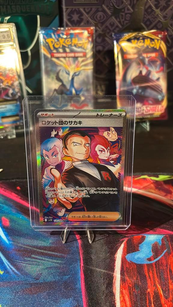 Team Rocket's Giovanni (sv10 129), Hobby en Vrije tijd, Verzamelkaartspellen | Yu-gi-Oh!, Zo goed als nieuw, Ophalen of Verzenden