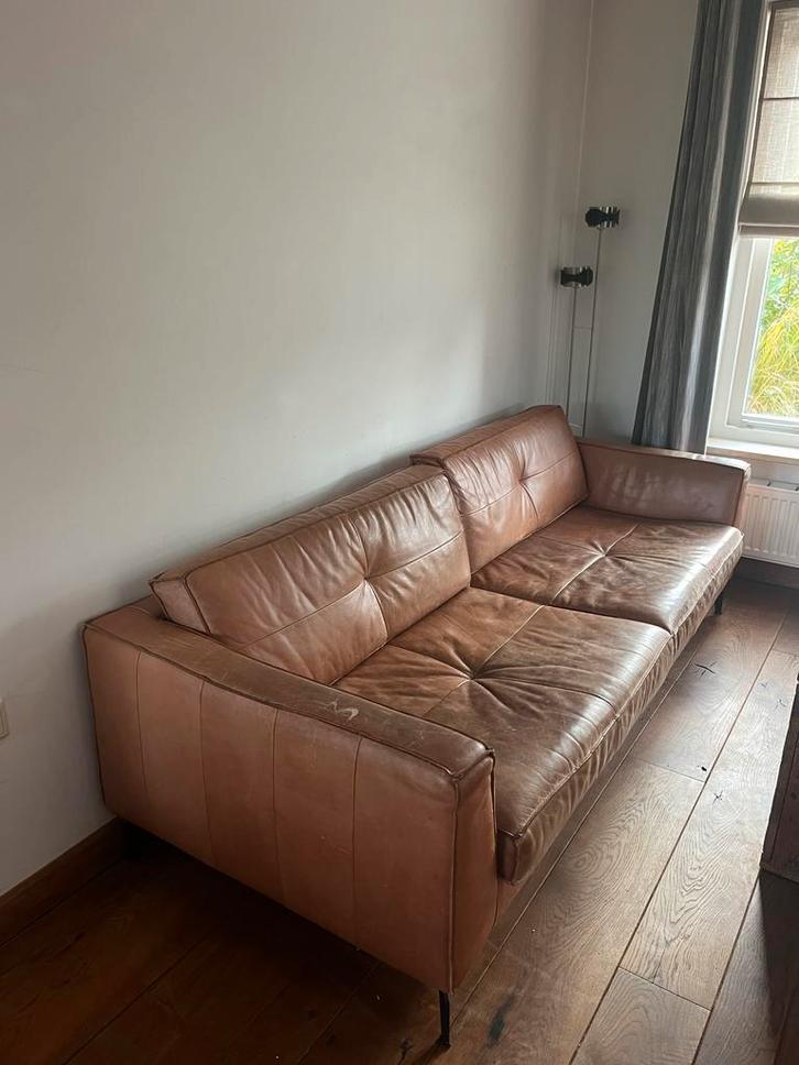 Cognac leren 2-zits bank met stalen poten, Huis en Inrichting, Banken | Bankstellen, Zo goed als nieuw, Rechte bank, Tweepersoons