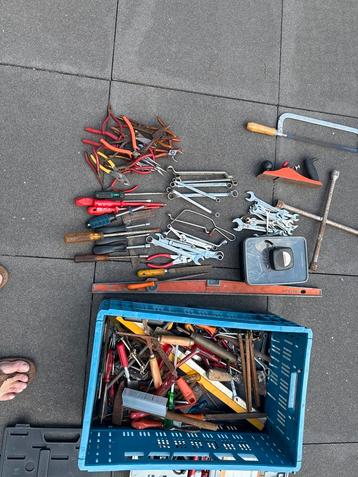 Grote verzameling handgereedschap in krat beschikbaar voor biedingen