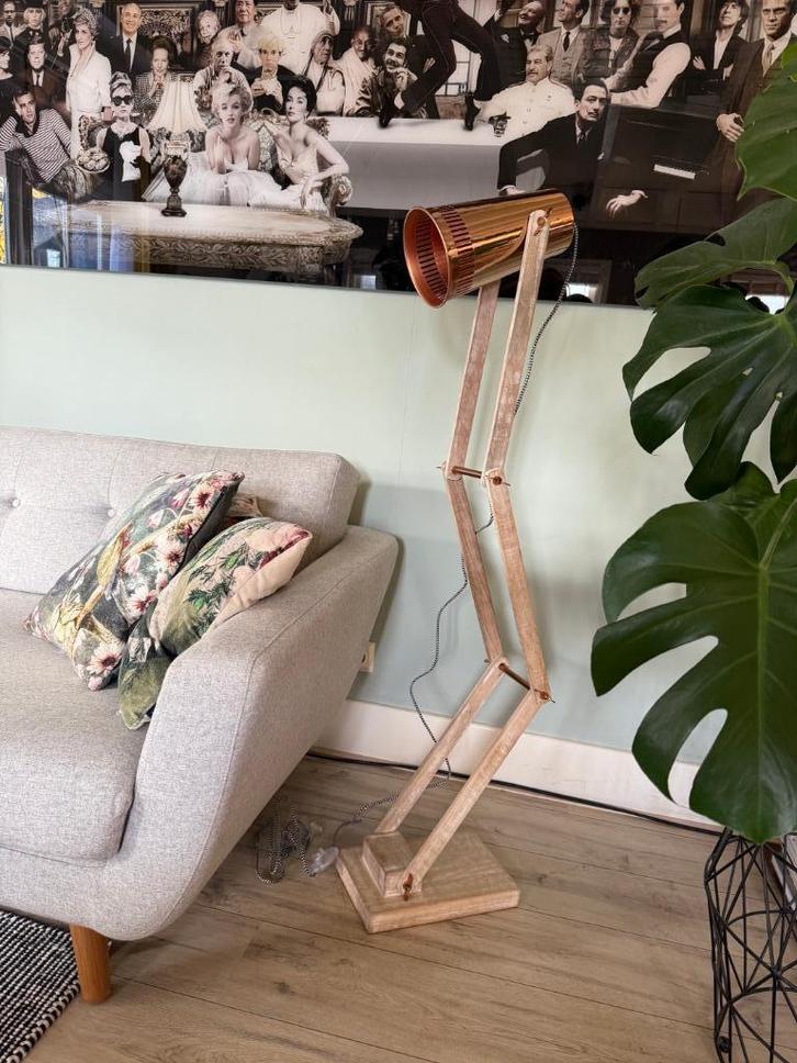 2 Houten (knik) vloerlampen white wash koper, Huis en Inrichting, Lampen | Vloerlampen, Nieuw, 100 tot 150 cm, Hout, Metaal, Ophalen of Verzenden